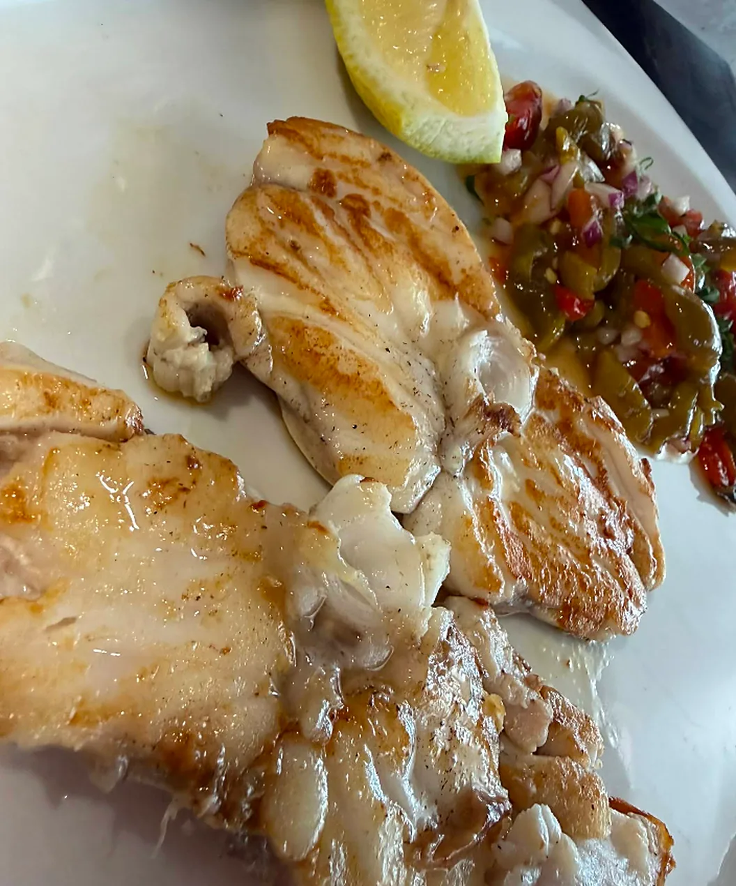 Filetes de pescado blanco a la plancha con limón y pipirrana